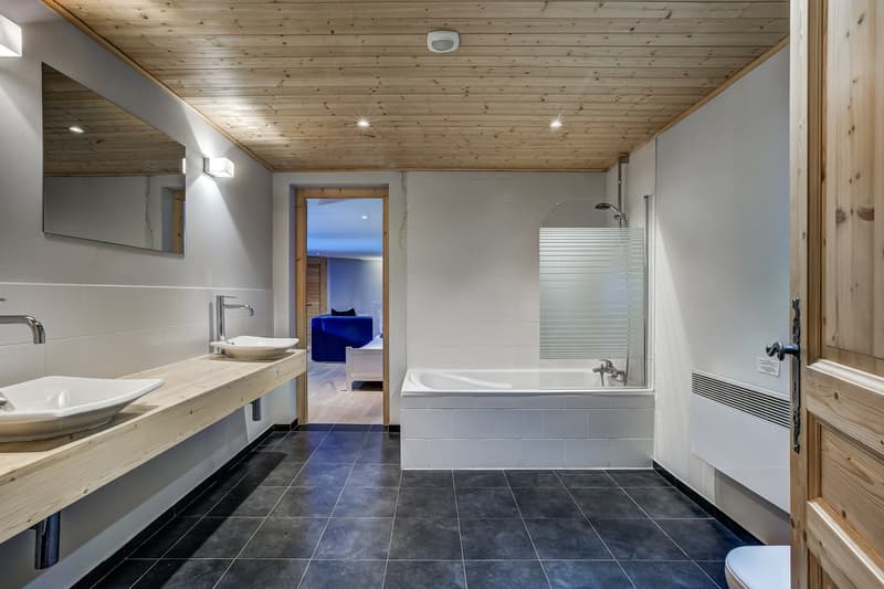 Superbly located detached five bedroom chalet with exquisite views of Mont Blanc (18)