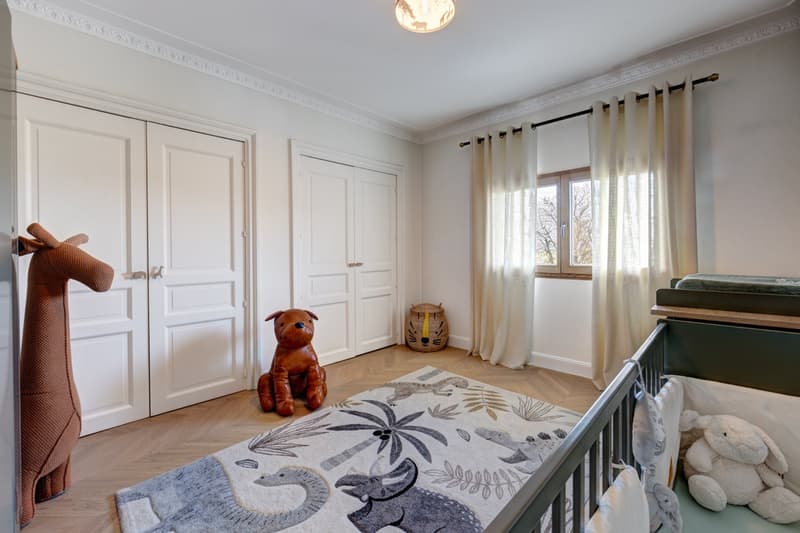 Superbe villa de 320 m² entièrement rénovée avec des caractéristiques de haute gamme, à quelques pas du village de Jussy. (11)