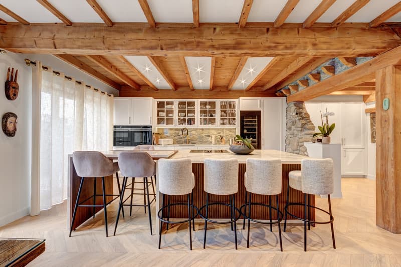 Superbe villa de 320 m² entièrement rénovée avec des caractéristiques de haute gamme, à quelques pas du village de Jussy. (2)
