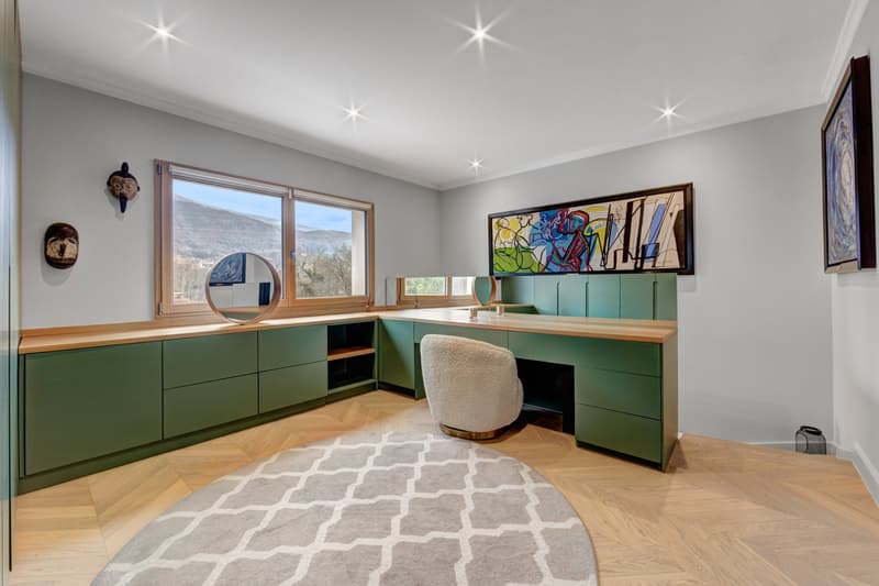 Superbe villa de 320 m² entièrement rénovée avec des caractéristiques de haute gamme, à quelques pas du village de Jussy. (7)