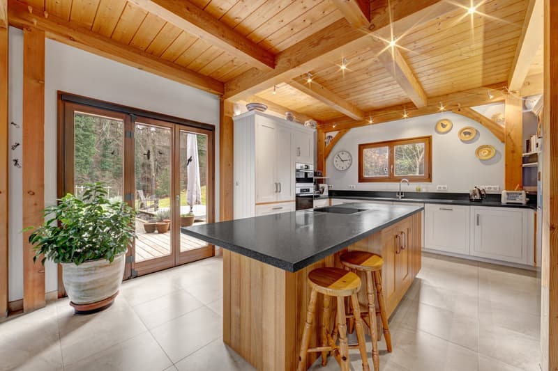 250 m² de maison familiale architecturale à 5 pièces sur un grand terrain de 2.500 m² situé directement à côté d'une forêt (3)