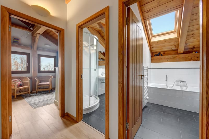 250 m² de maison familiale architecturale à 5 pièces sur un grand terrain de 2.500 m² situé directement à côté d'une forêt (9)