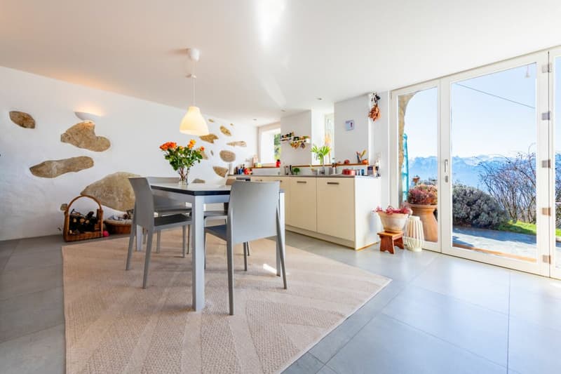 Casa di carattere rinnovata con vista panoramica sul lago e le Alpi (2)