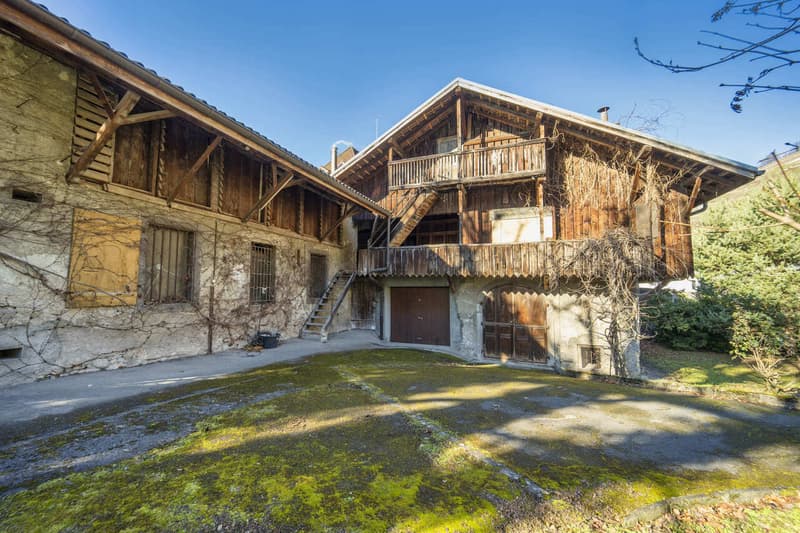 House + Building to Renovate - Quiet and Green - Center - Exclusivity (4)