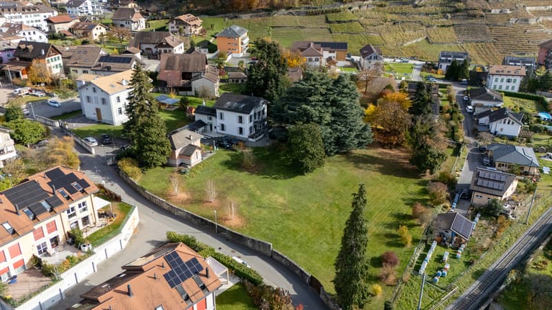 BAUGRUND ~2'083m2 = ~CHF 336.-/m2 / BAUGENEHMIGUNG FÜR 2 VILLAS (1)