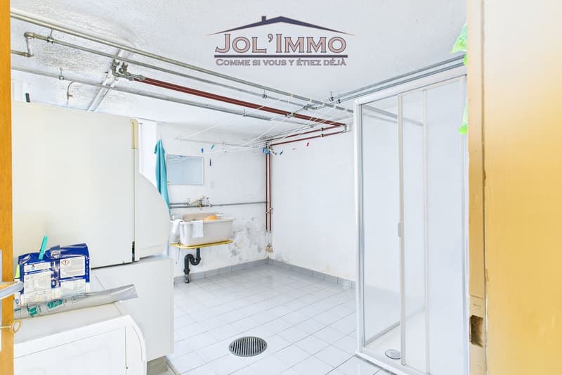 Casa spaziosa, situata in zona tranquilla con grande potenziale per realizzare i vostri progetti (13)