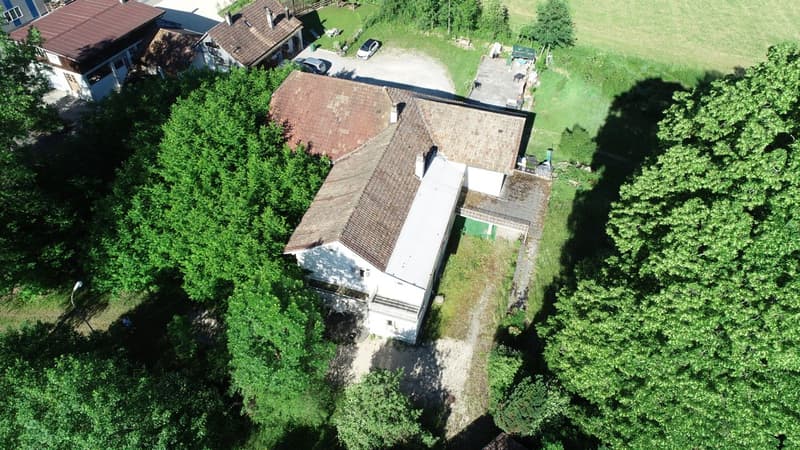 ### Eigentumswohnung mit 3 Apartments und Baugrund in Perrefitte (1)