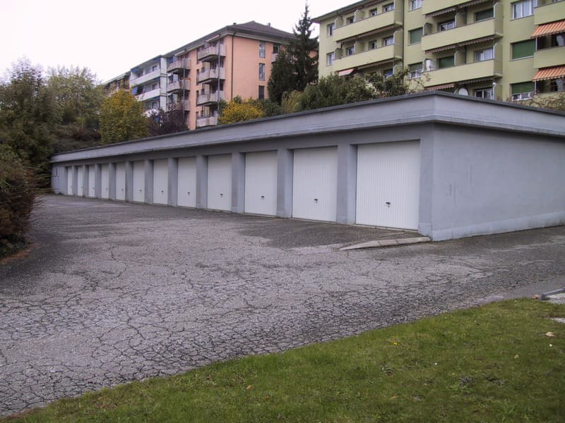 4505_garages.JPG