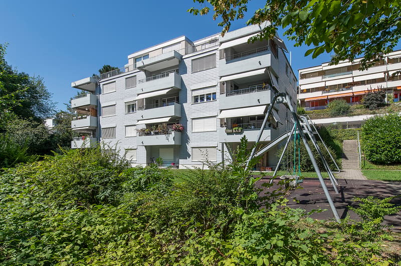 Aussenbereich mit Spielplatz und Fläche zum Verweilen
