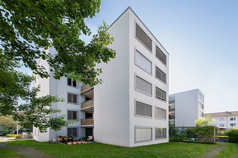 Rückseite mit Balkonen und Sitzplatz