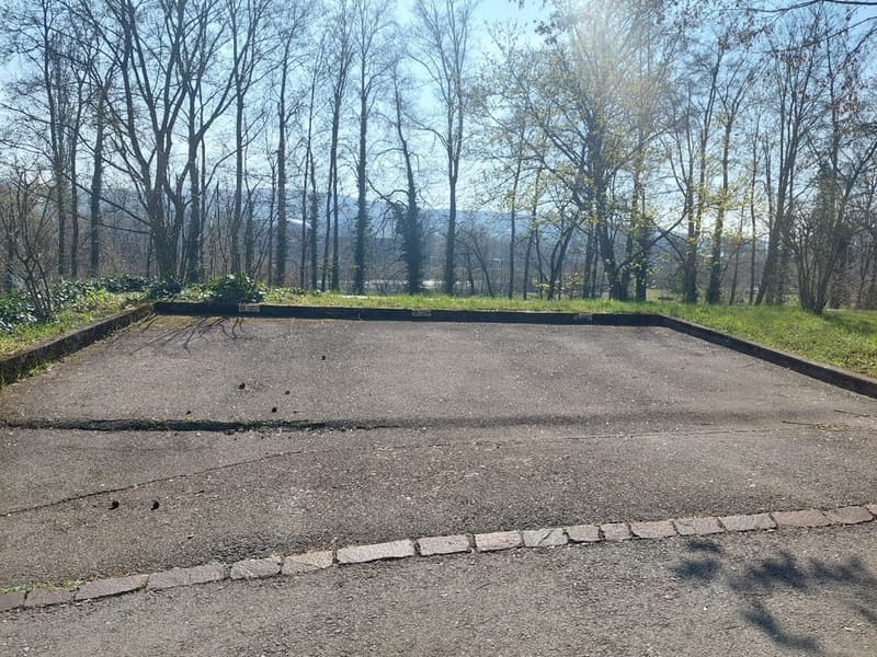 Parkplatze_Einfahrt_Kirchweg_rechts.jpg