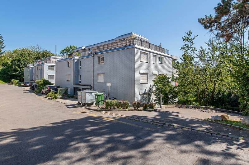 Garageneinfahrt rechts vor dem Containerplatz
