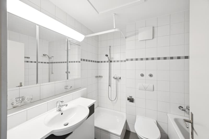 Bad_mit_Dusche_und_Badewanne.jpg