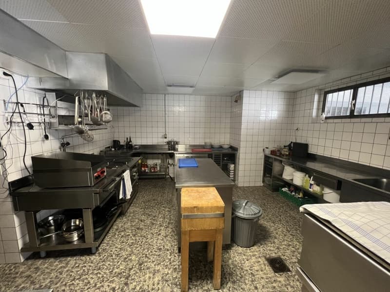 Emozionante proprietà di investimento con potenziale di ristrutturazione - ristorante con magazzino e parcheggio sotterraneo (15 posti) (5)
