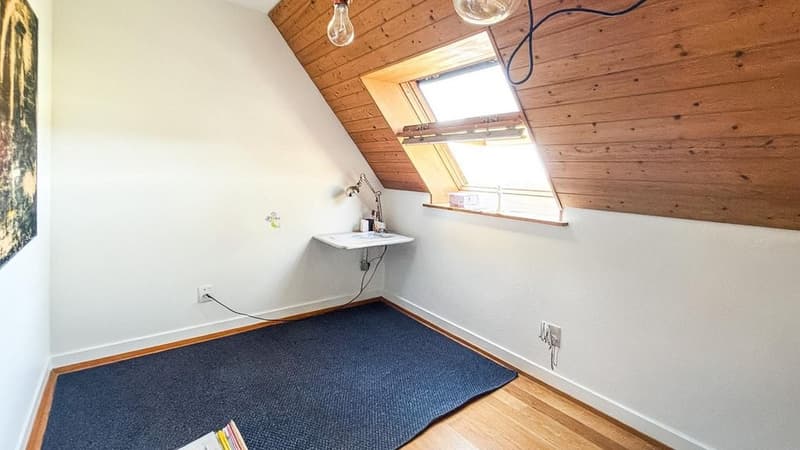 Appartement-maisonnette de 6,5 pièces avec cheminée et deux balcons à Riehen (9)