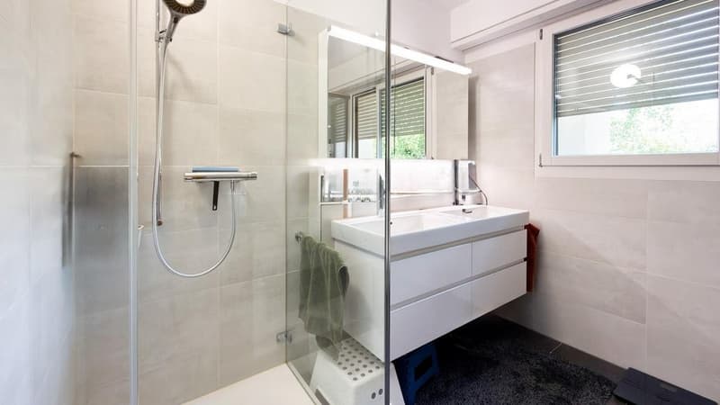 Appartement-maisonnette de 6,5 pièces avec cheminée et deux balcons à Riehen (3)