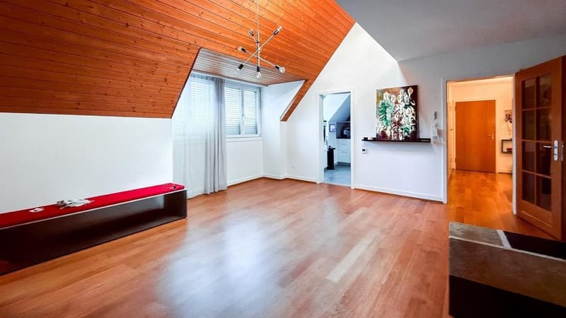 Appartement-maisonnette de 6,5 pièces avec cheminée et deux balcons à Riehen (4)