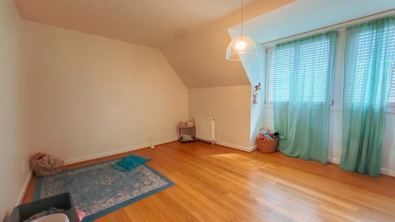 Appartement-maisonnette de 6,5 pièces avec cheminée et deux balcons à Riehen (6)