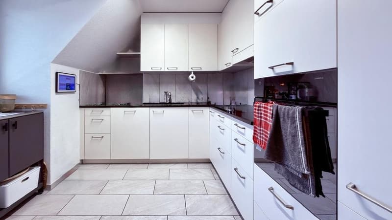 6.5-Zimmer-Maisonettewohnung mit Cheminée und zwei Balkonen in Riehen (2)
