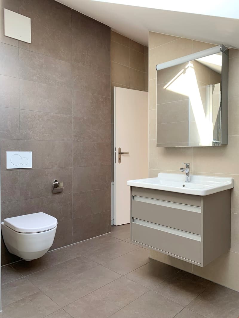 Badezimmer mit Dusche und Waschturm