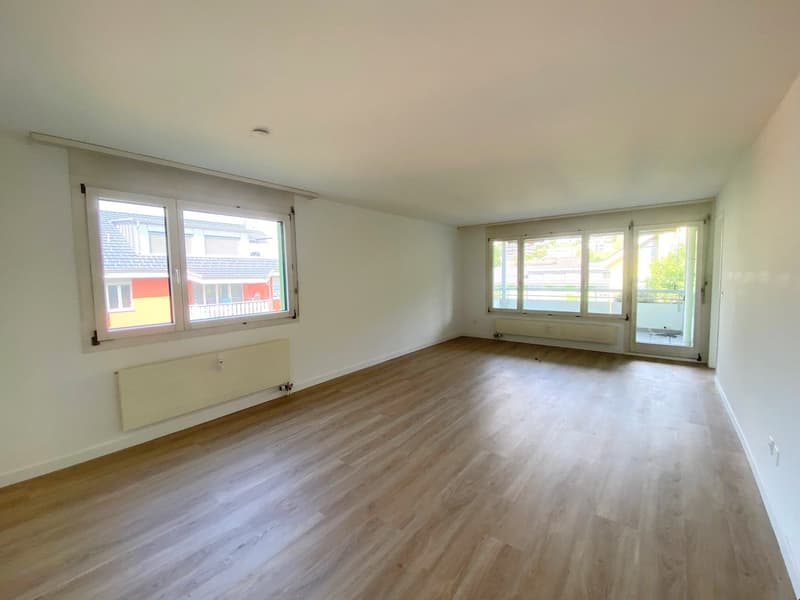 Wohnzimmer mit Zugang zum Essbereich