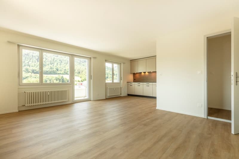 Wohnzimmer mit offener Küche