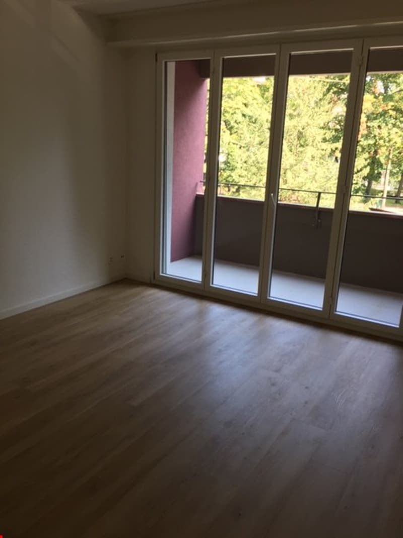 Wohnzimmer mit Balkon