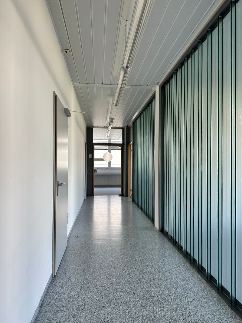 Versatile commercial space – ideal as an office or storage (1)