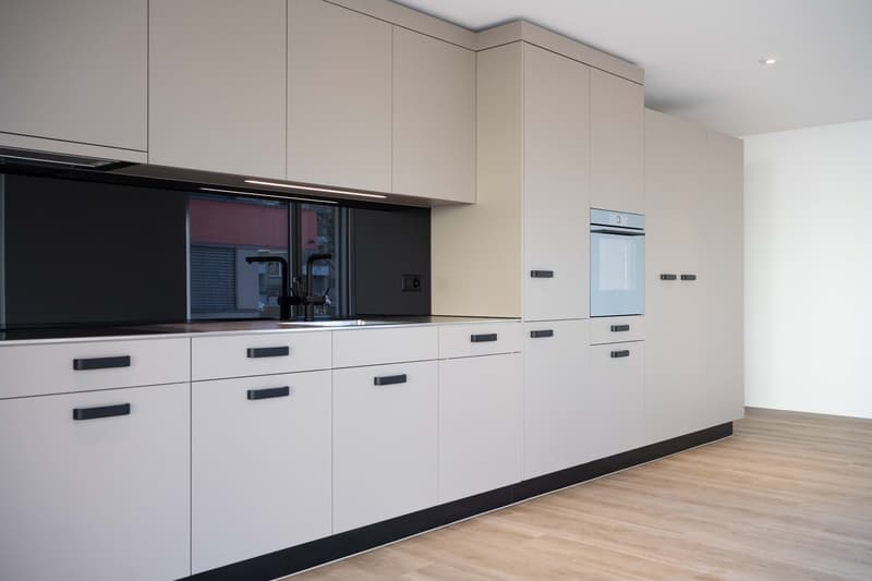 Moderne 2.5-Zimmerwohnung mit grosszügigem Balkon in Bassersdorf (2)