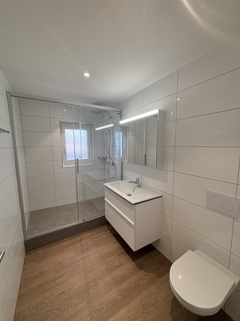 Hinweis: Die Fotos zeigen eine vergleichbare Wohnung und nicht die ausgeschriebene Wohnung. Abweichungen hinsichtlich Grundriss, Ausstattung und Ausbaustandard sind möglich.
