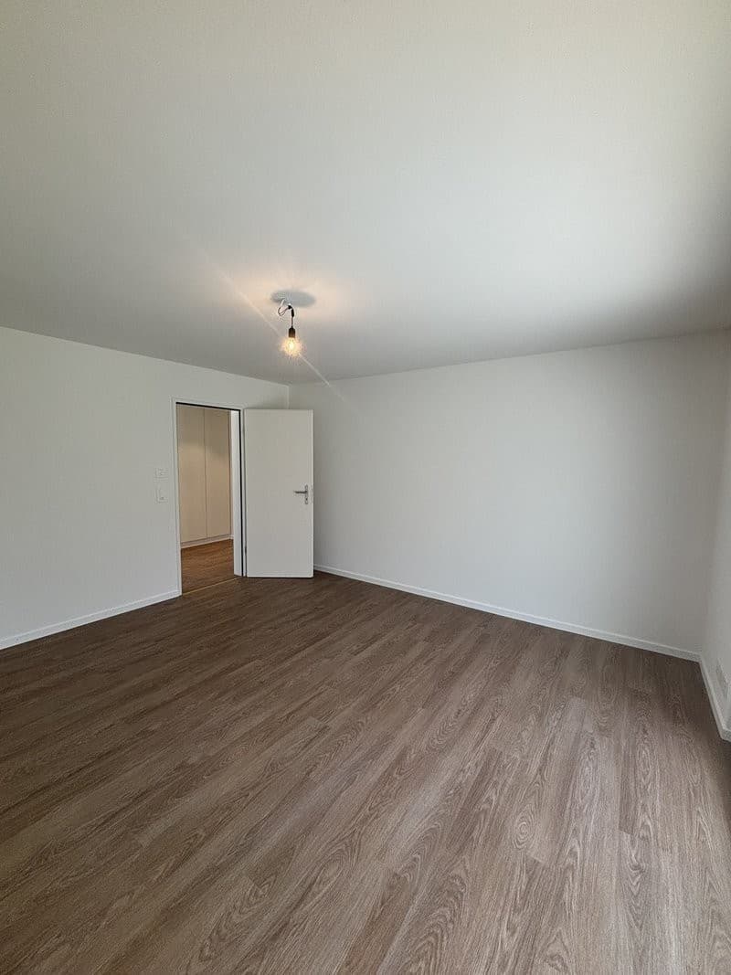 Hinweis: Die Fotos zeigen eine vergleichbare Wohnung und nicht die ausgeschriebene Wohnung. Abweichungen hinsichtlich Grundriss, Ausstattung und Ausbaustandard sind möglich.