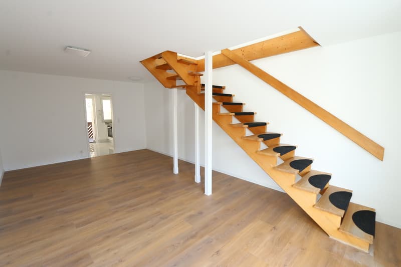 3.5 Zi Maisonette-Wohnung mit Galerie 2.OG/DG, Wohnbereich mit Aufgang ins DG