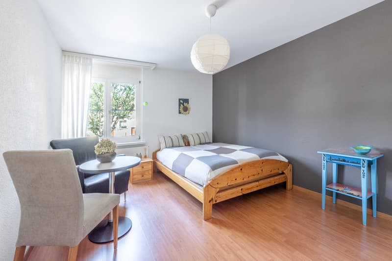 Zimmer Kind 2 mit Blick auf Dorfbrunnen - praktisch geschnitten, mit Einbauschränken