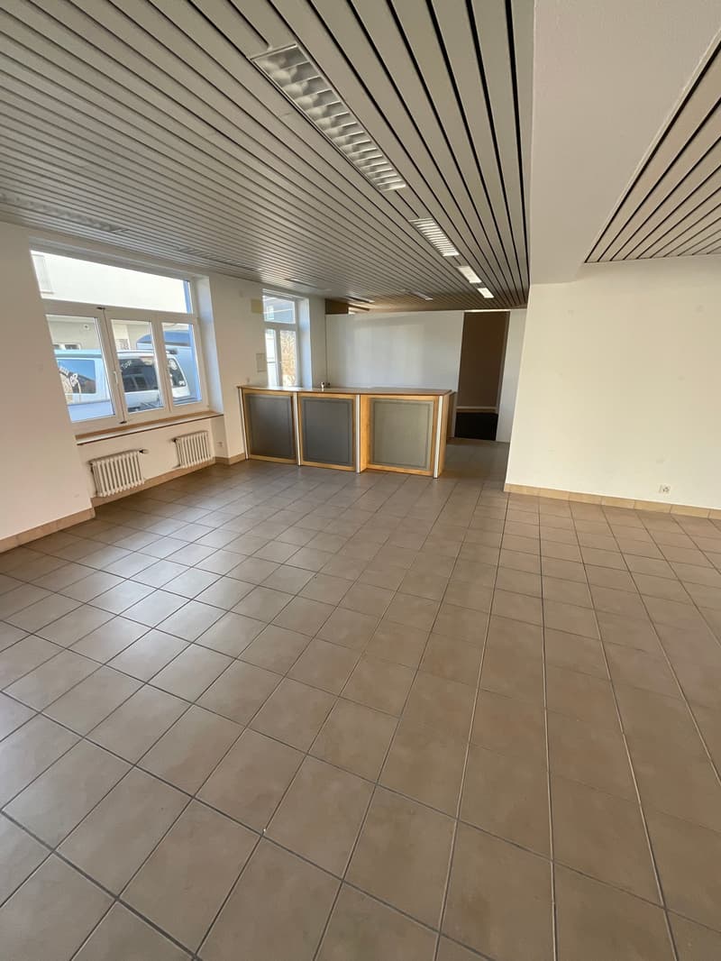 Commercial space with parking (12)
