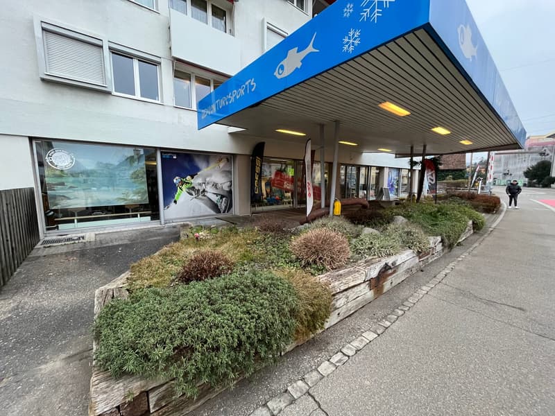 Commercial space with parking (2)