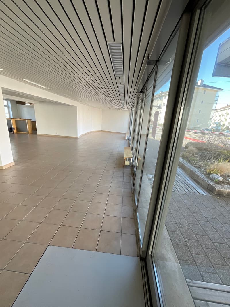 Commercial space with parking (9)