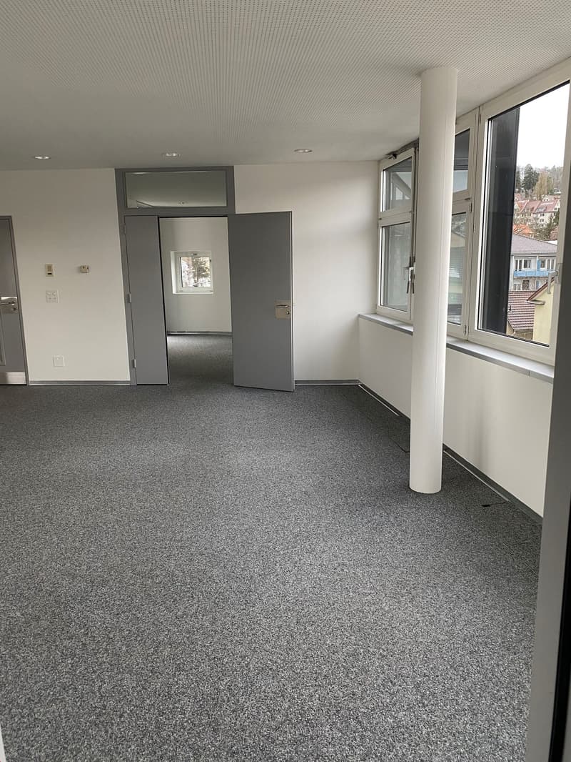 Locaux de bureau à louer dans un emplacement de trafic central (2)