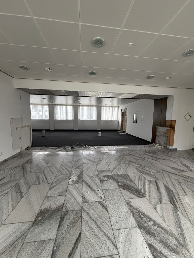 Spazio commerciale polivalente - situato nel centro di Bonstetten (3)