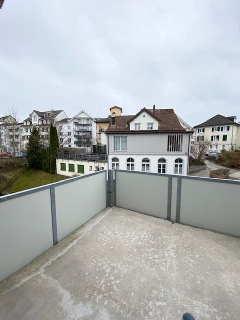 Appartement de charme rénové de 4,5 pièces dans un immeuble ancien avec balcon au centre de Herisau (11)