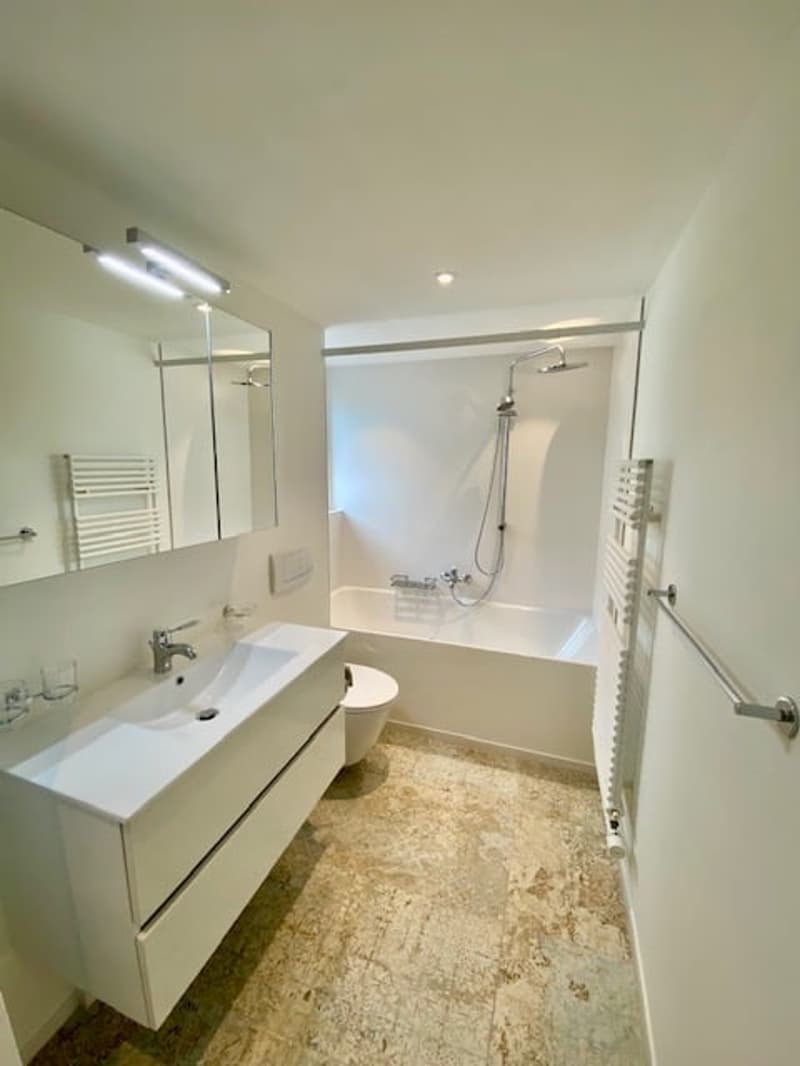 Appartement de charme rénové de 4,5 pièces dans un immeuble ancien avec balcon au centre de Herisau (6)