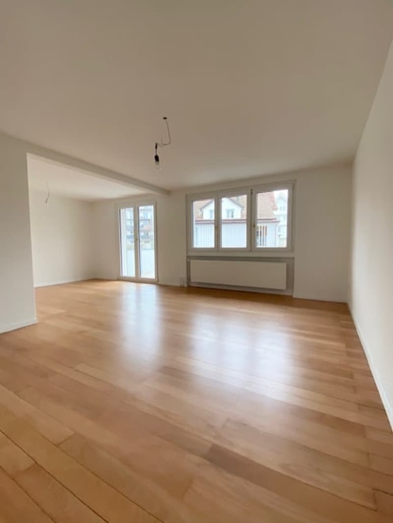 Luxeriöse sanierte 4,5 Zimmer Altbau Wohnung mit Balkon im Zentrum von Herisau (2)