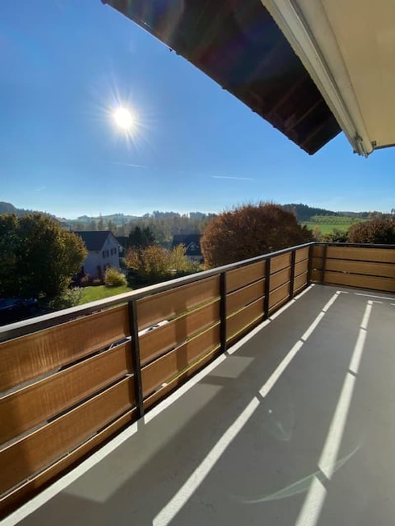 4,5 Zimmer Wohnung mit Balkon und Aussicht ins Grüne (1)