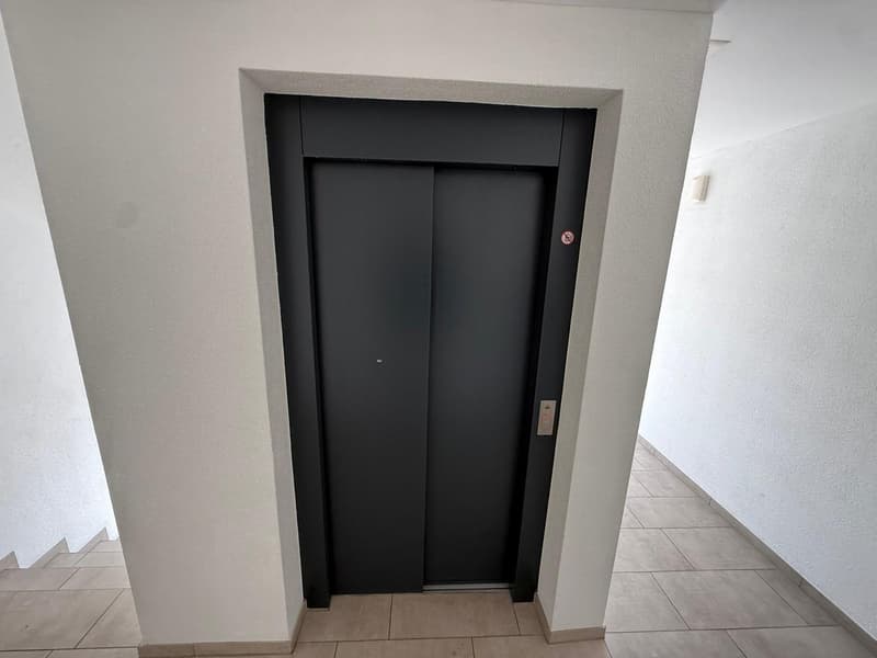 Luxuriöse 2 1/2 Zimmer-Wohnung mit eigenem Waschturm und grossen Balkon (12)
