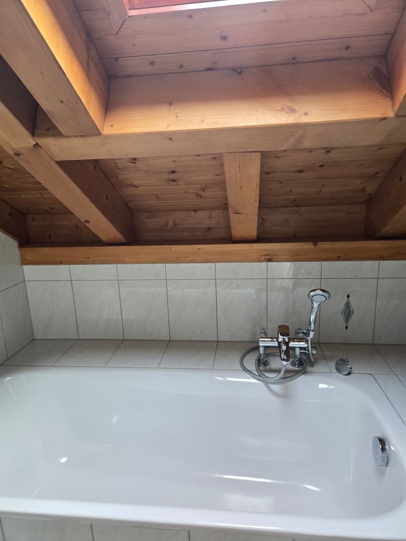 Geräumige 4.5-Zimmer-Wohnung mit Balkon und schöner Aussicht in Linthal (4)