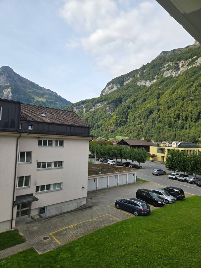 Geräumige 4.5-Zimmer-Wohnung mit Balkon und schöner Aussicht in Linthal (16)