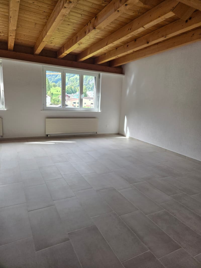 Geräumige 4.5-Zimmer-Wohnung mit Balkon und schöner Aussicht in Linthal (2)