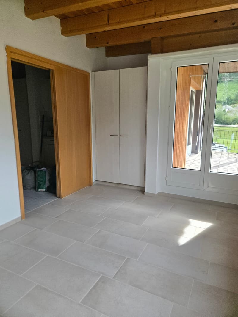 Geräumige 4.5-Zimmer-Wohnung mit Balkon und schöner Aussicht in Linthal (1)