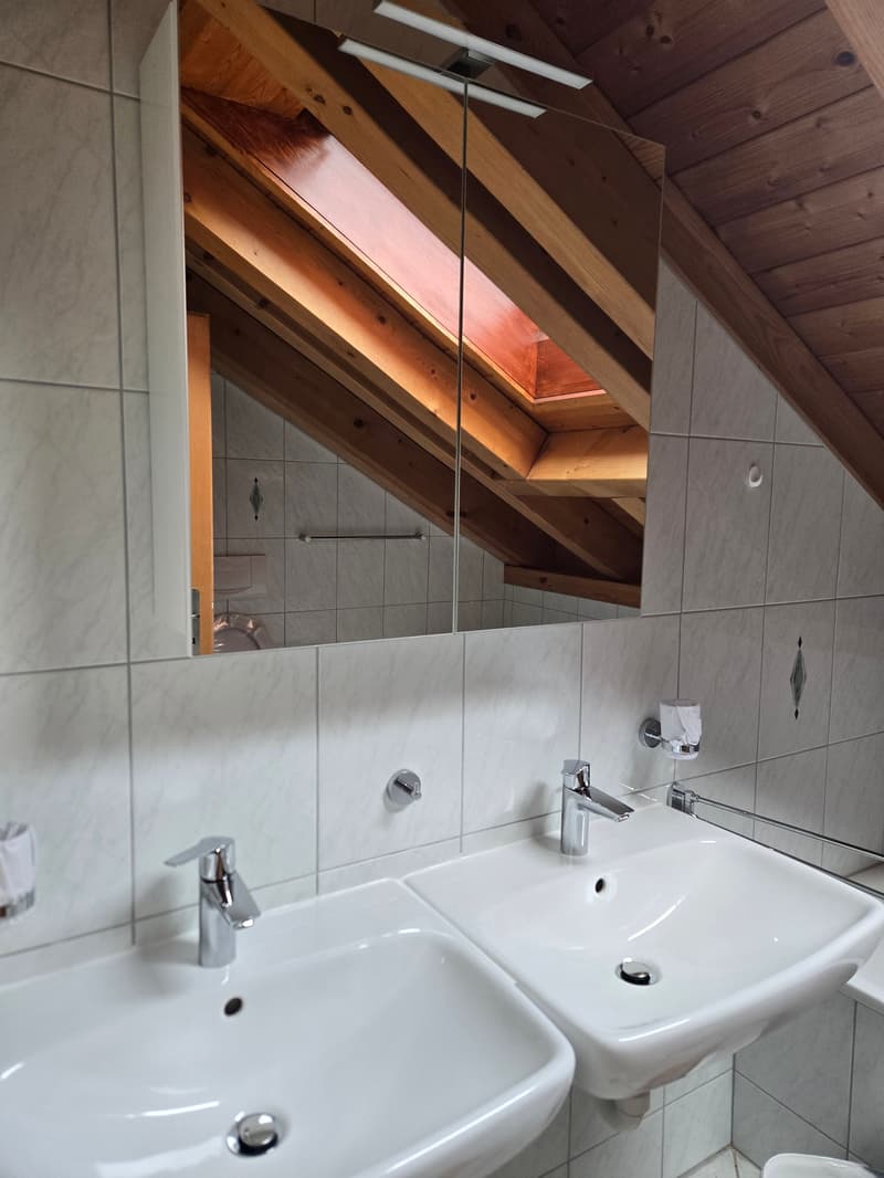 Geräumige 4.5-Zimmer-Wohnung mit Balkon und schöner Aussicht in Linthal (5)