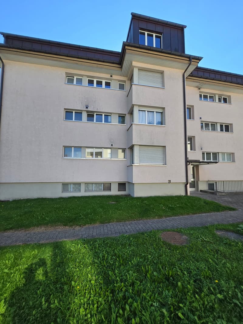 Frisch renovierte 4.5-Zimmer-Wohnung mit Bergblick in Linthal (20)