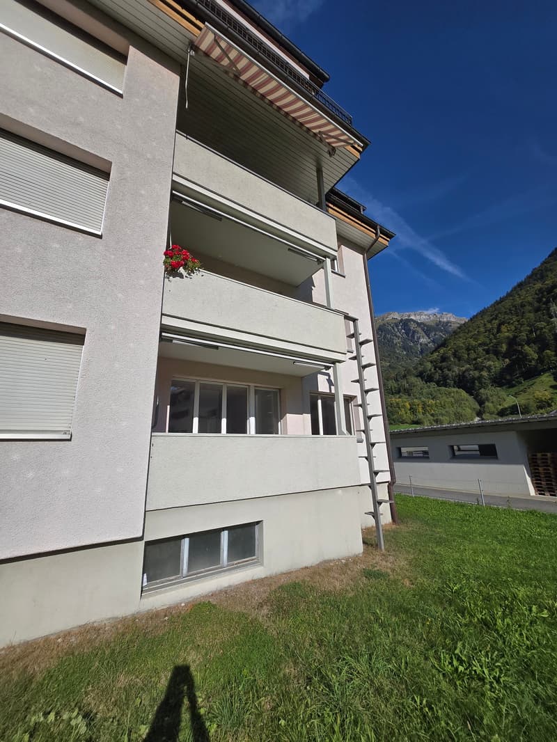 Frisch renovierte 4.5-Zimmer-Wohnung mit Bergblick in Linthal (21)